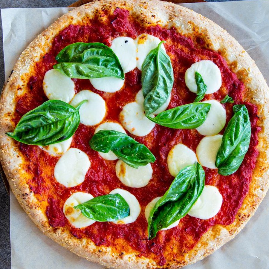 Margherita ovanifrån med tomatsås, mozzarella och färsk basilika.